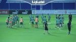 لاعبو المنتخب الأولمبي المغربي في حركات إحمائية قبل مواجهة العراق